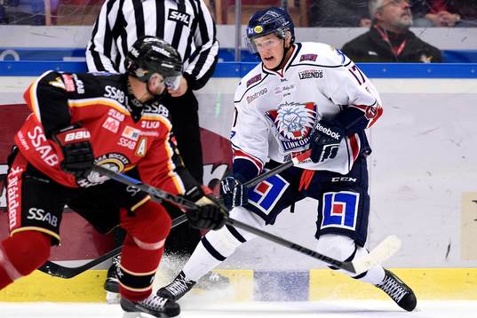 Linköpings Henrik Törnqvist stoppas av Luleås Jan