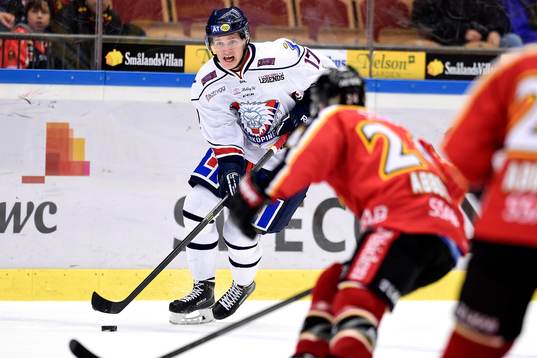 Linköpings Henrik Törnqvist med pucken