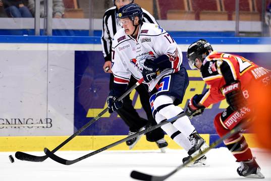 Linköpings Henrik Törnqvist med pucken