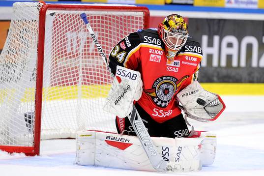 Luleås målvakt Joel Lassinantti  räddar ett skott