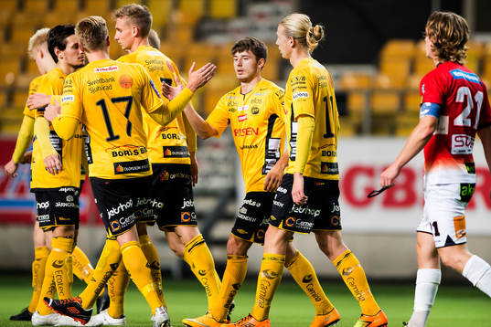 Elfsborgs Arber Zeneli (mitt i bild) jublar