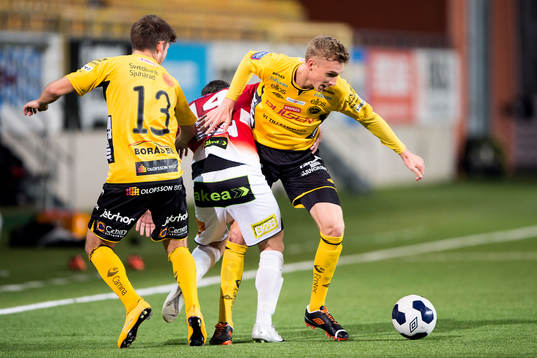 Kamp mellan Elfsborgs Eric Nilsson och Landskronas