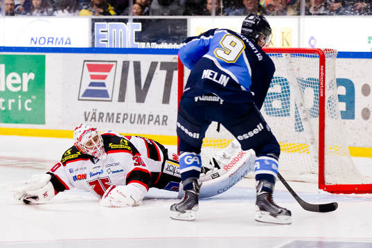 Örebros målvakt Henrik Lundberg släpper in straff från