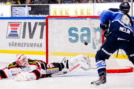 Örebros målvakt Henrik Lundberg släpper in straff från