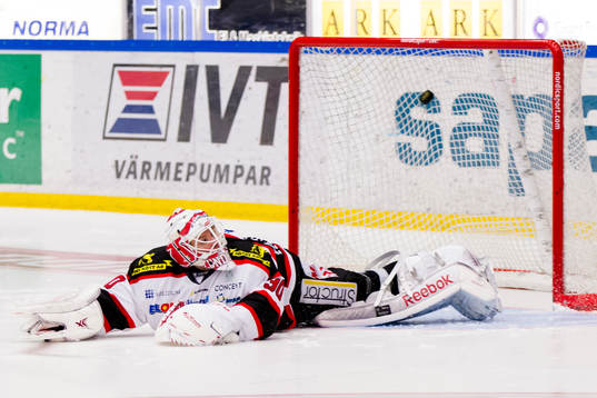 Örebros målvakt Henrik Lundberg släpper in straff från