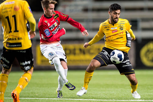 Elfsborgs Arjan Mostafa (h) och Landskronas Rasmus Alm (v)