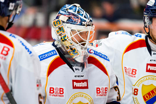 Djurgårdens målvakt Mikael Tellqvist deppar