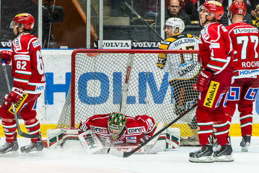 Modos målvakt Linus Ullmark blir liggande på isen när