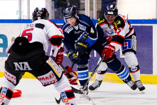 Örebros Henrik Löwdahl och Johan Adolfsson (h) stoppar