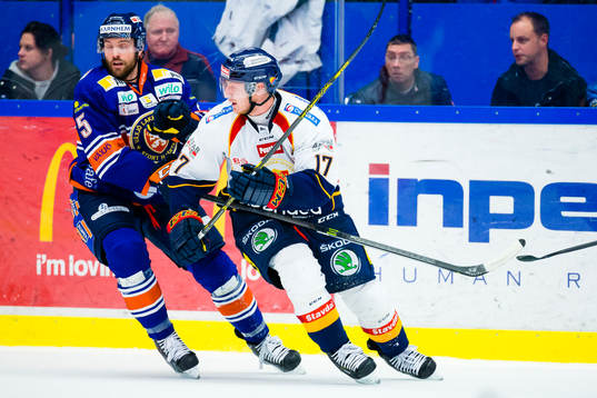Djurgårdens Henrik Eriksson jagas av Växjös Noah Welch