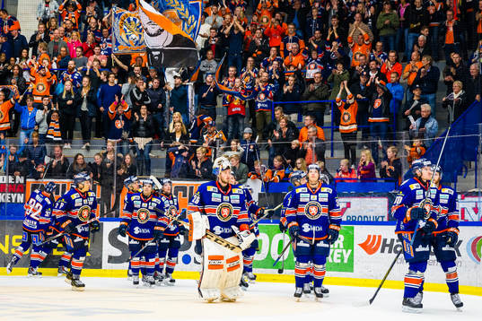 Växjö firar framför sina supportrar