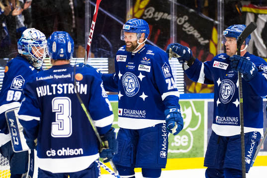 Leksands Joonas Rönnberg, i mitten,  jublar