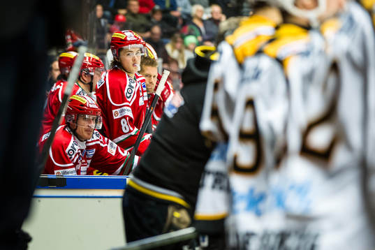 Modos William Nylander deppar i båset