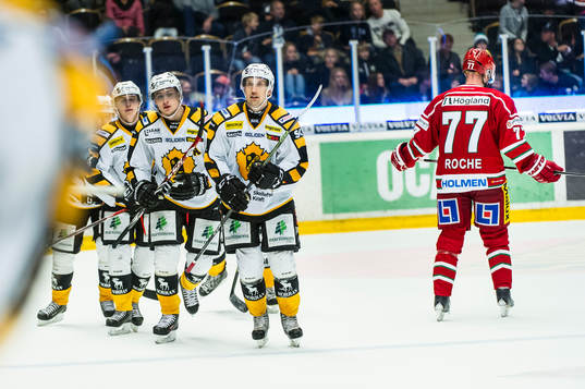 Modos Travis Roche deppar när Skellefteås Adam Pettersson