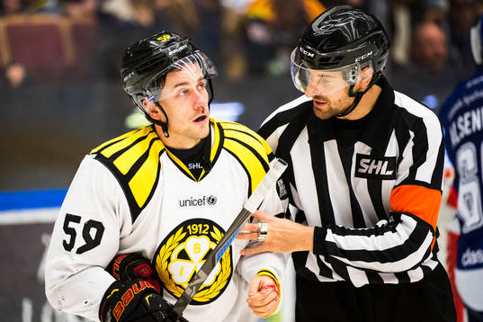 Brynäs Sebastian Enterfeldt blöder näsblod