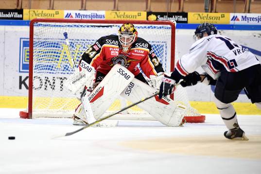 Linköpings Jakub Vrana tappar pucken på sin straff