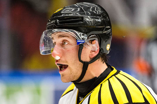 Brynäs Sebastian Enterfeldt blöder näsblod samtidigt som