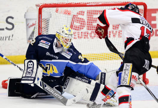 s målvakt Gustaf Wesslau stoppar Örebros Daniel Viksten