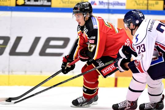 Luleås Daniel Zaar med pucken