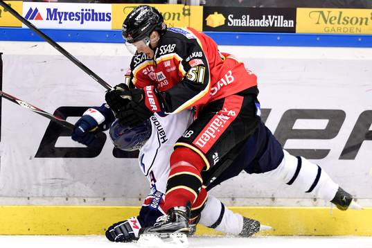 Luleås Kristian Näkyvä tacklar Linköpings Anton Karlsson