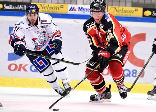 Luleås Lennart Petrell jagas av Linköpings Jacob