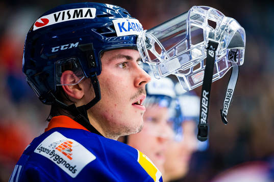 Växjös Sebastian Erixon med visiret uppfällt