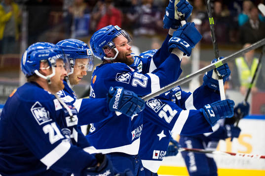 Leksands Fabian Brunnström och Joonas Rönnberg jublar