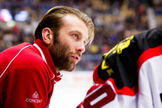 Örebros materialförvaltare Emil Kåberg pratar med