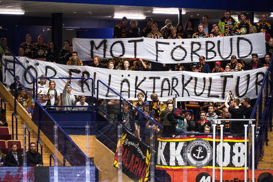 Brynäs supportrar med en banderoll
