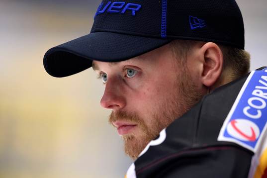 Luleås målvakt Daniel Larsson på bänken