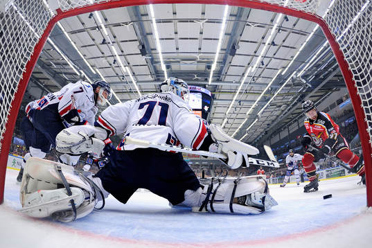 Luleås Per Ledin gör 2-1 bakom Linköpings målvakt David