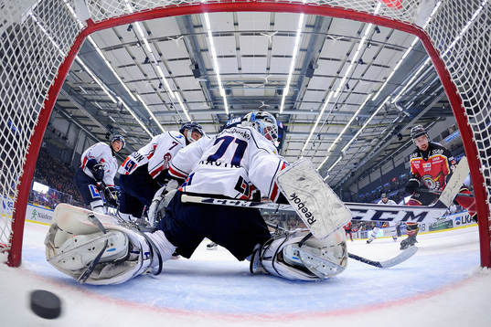 Luleås Per Ledin gör 2-1 bakom Linköpings målvakt David