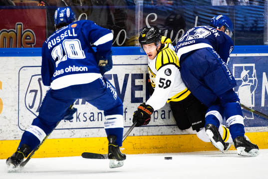 Brynäs Sebastian Enterfeldt hamnar i kläm mellan två
