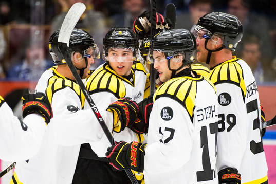Brynäs Christian Djoos jublar med lagkamraterna