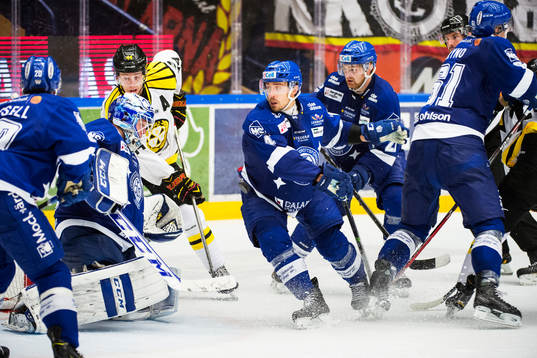 Stökigt framför Leksands målvakt Oscar Alsenfelt