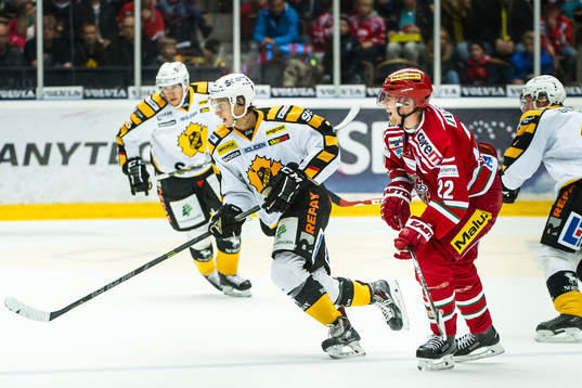 Skellefteås Kirill Kabanov spurtar ifrån Modos Albin
