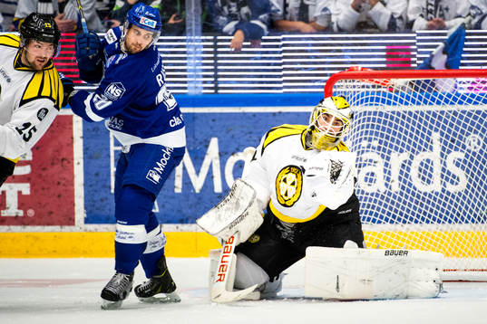 Brynäs målvakt Bernhard Starkbaum räddar skott framför
