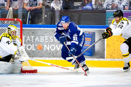 Leksands Jens Bergenström försöker ta sig förbi Brynäs