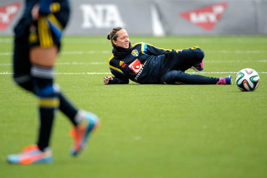 Sveriges Lina NiIsson ligger och stretchar