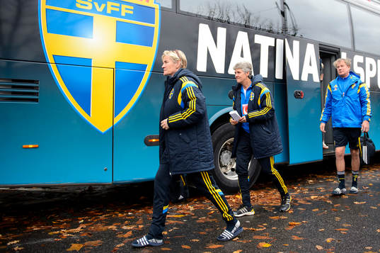 Sveriges assisterande förbundskapten Lilie Persson och