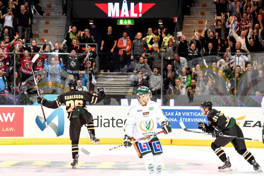 Frölundas Erik Karlsson jublar