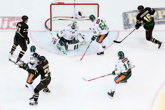 Frölundas Erik Karlsson jublar