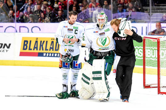 Färjestads målvakt Fredrik Pettersson Wentzel får utgå