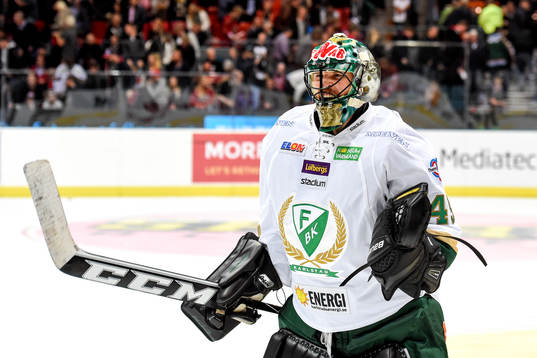 Färjestads målvakt Justin Pogge jublar