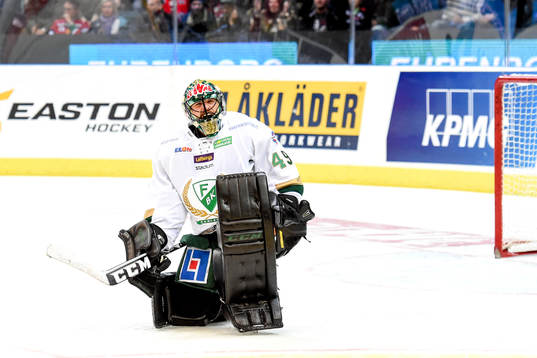 Färjestads målvakt Justin Pogge jublar