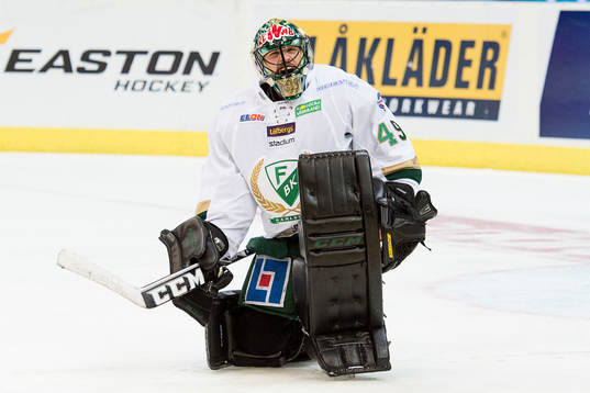 Färjestads målvakt Justin Pogge jublar
