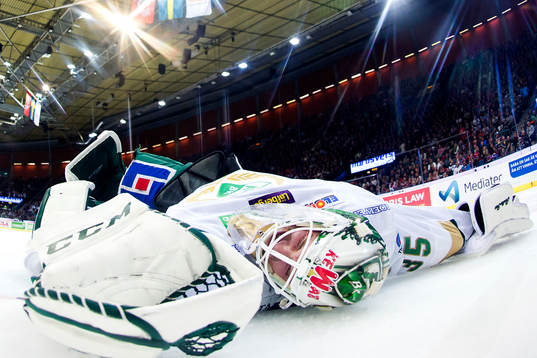 Färjestads målvakt Fredrik Pettersson Wentzel får en