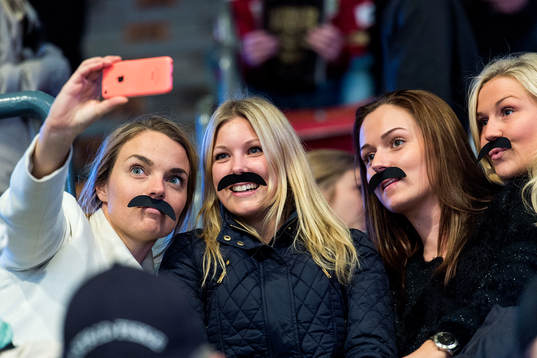 Tjejer med mustascher