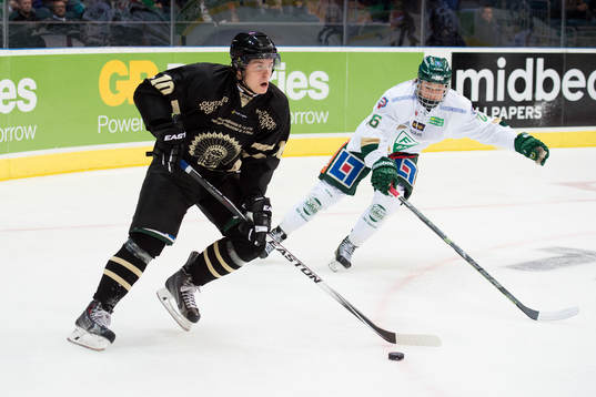 Frölundas Mattias Janmark går förbi Färjestads Rasmus