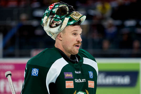 Färjestads målvakt Justin Pogge innan ishockeymatchen i